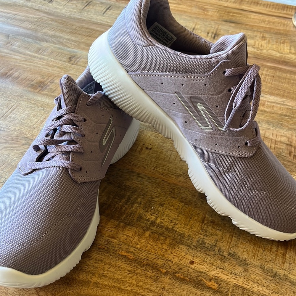 New women’s Skechers athletic shoes. Size 9.5